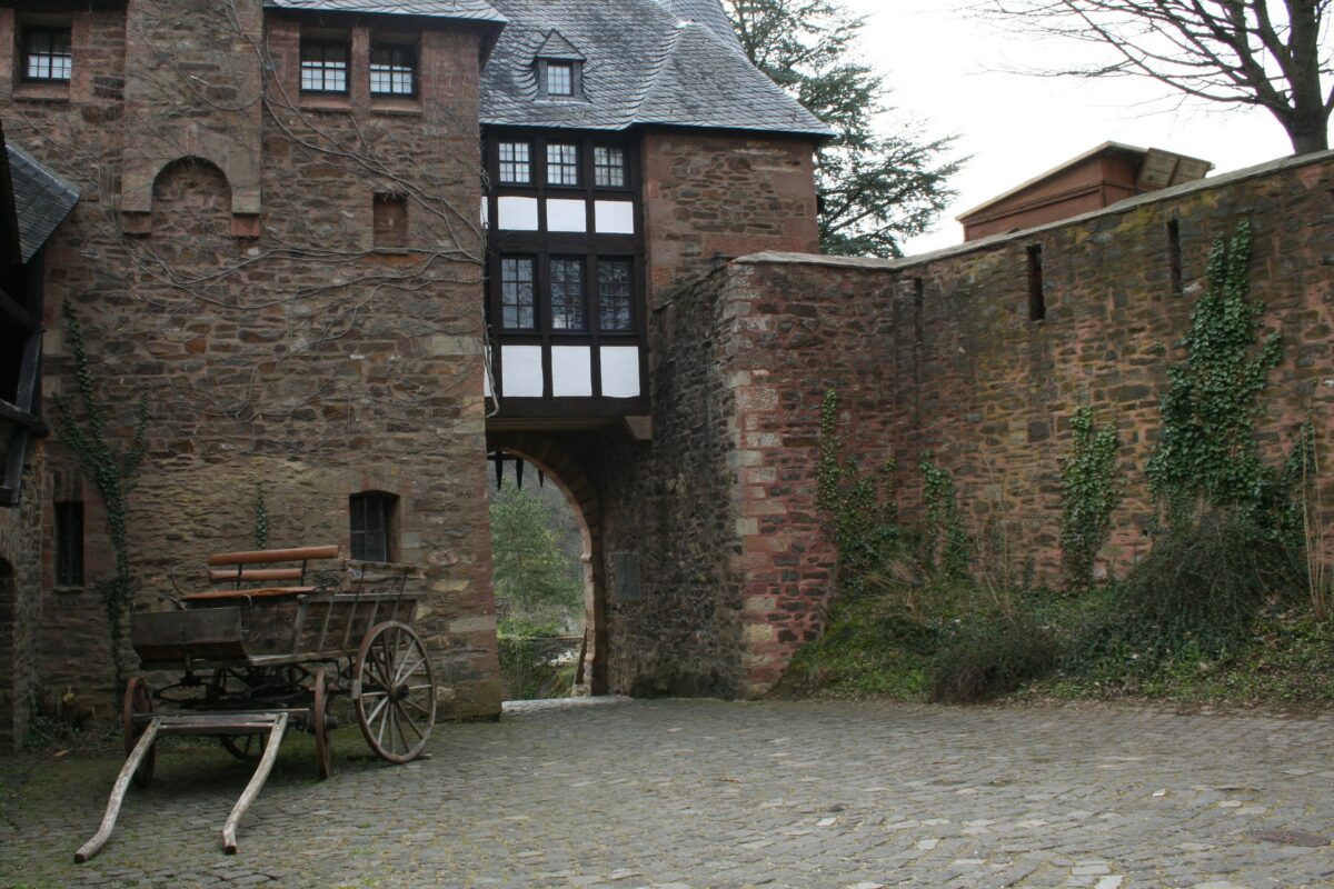 Burg Henebach Heimbach Innenhof